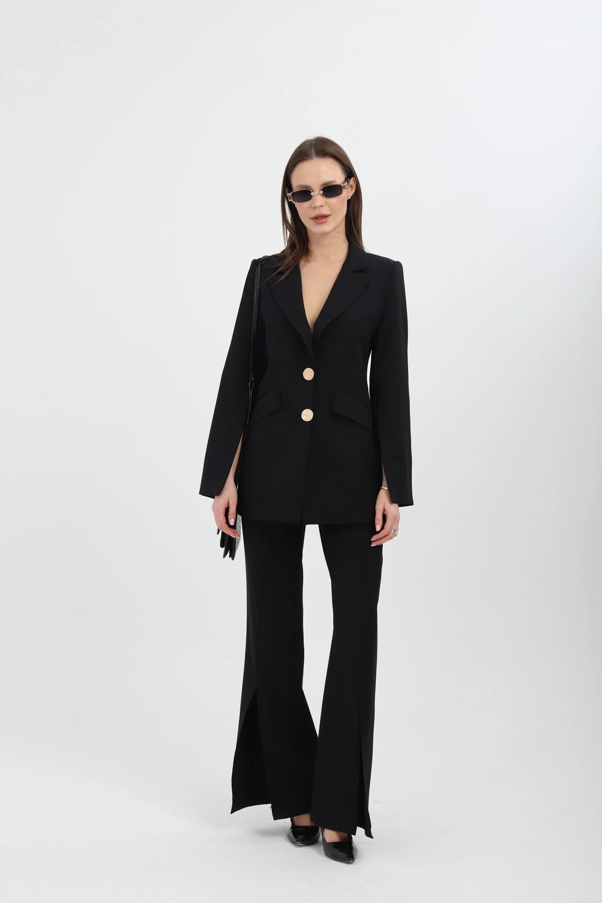 طقم بلازر أسود بأزرار ذهبية وتفاصيل فتحة - Milamia