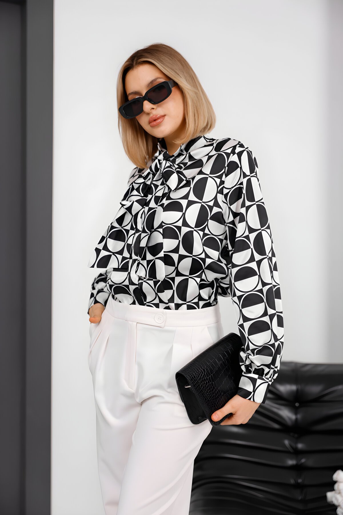 قميص أسود ساتان بطبعة رقمية بفيونكة - Milamia