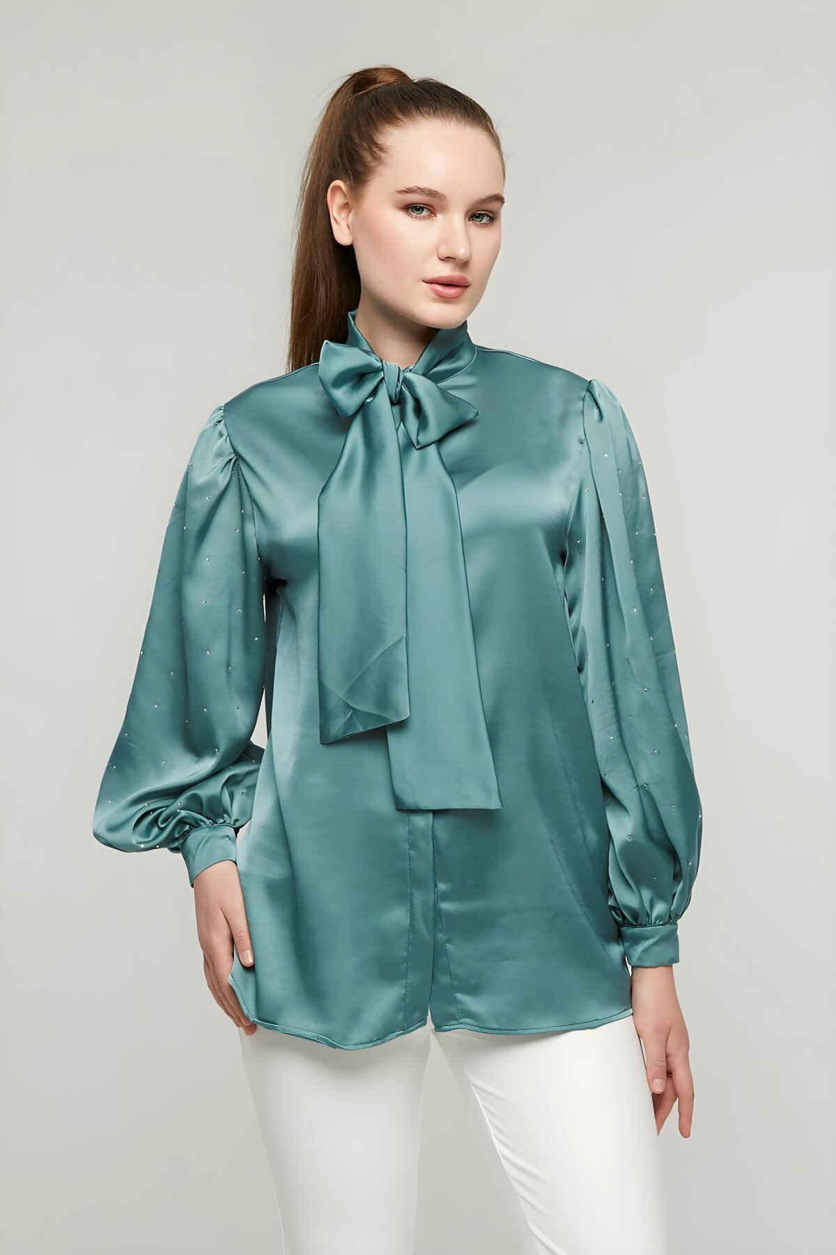 Zümrüt Fiyonklu Balon Kol Taşlı Saten Gömlek - Milamia
