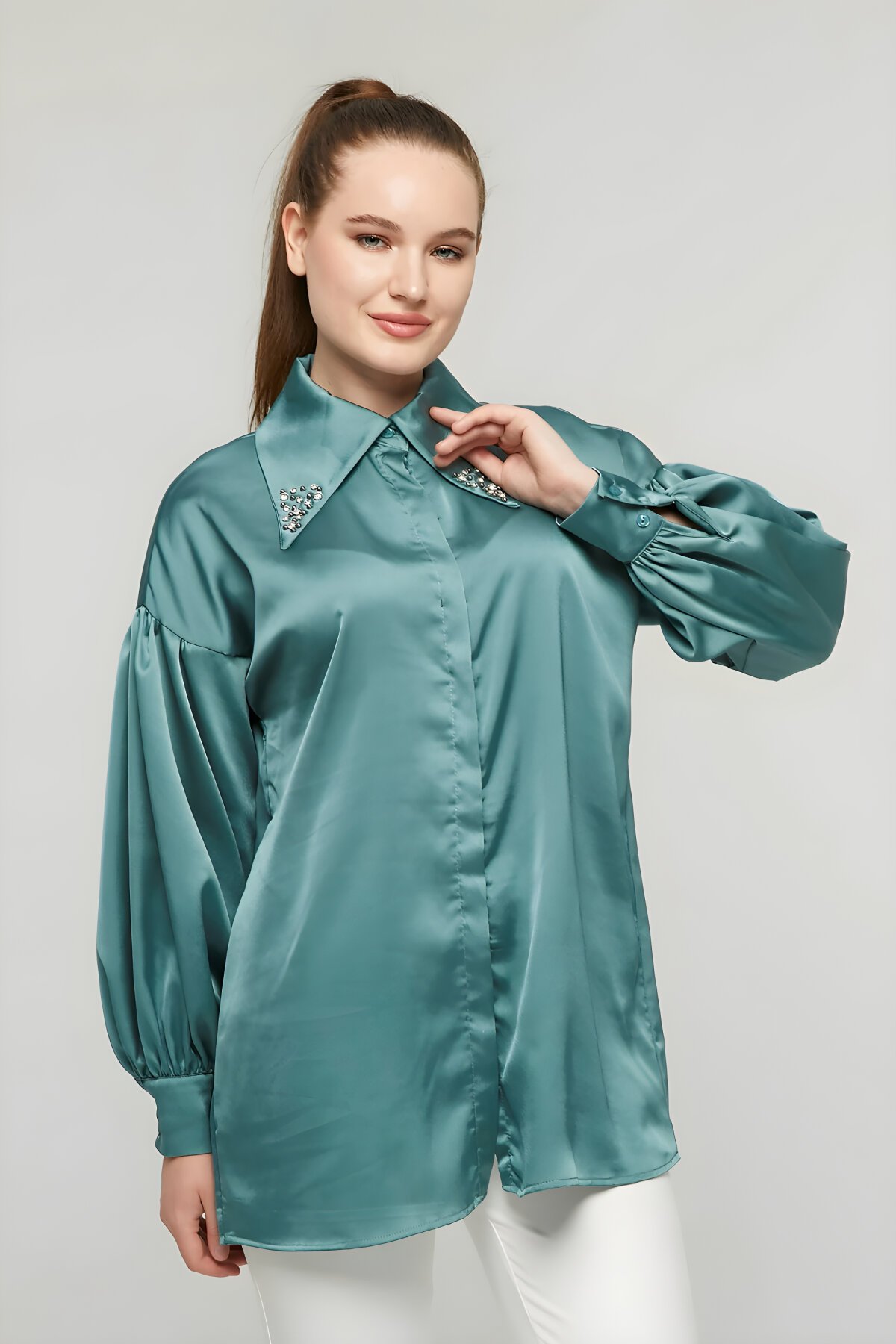 قميص ساتان زمردي بياقة مرصعة بالأحجار - Milamia