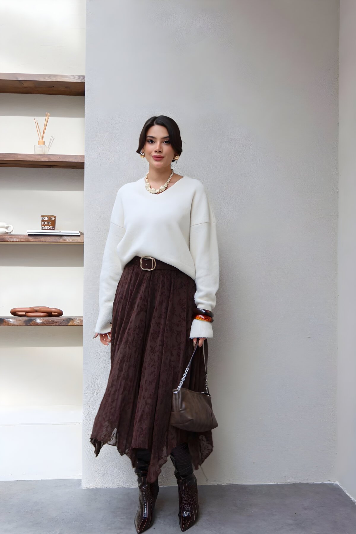 تنورة تول طويلة غير متماثلة مطرزة بالزهور بنية - MOZENA