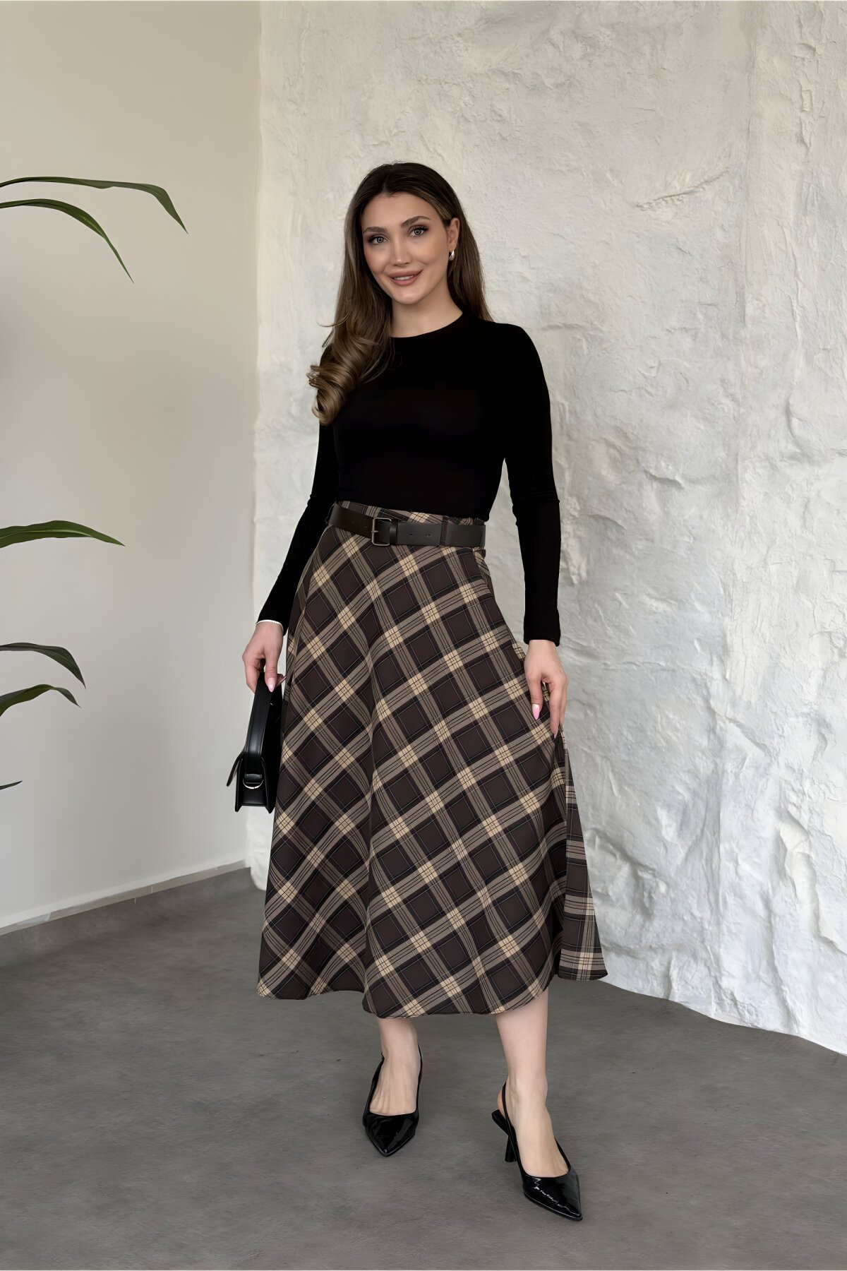 تنورة ميدي لون بني بنقشة كاروهات بحزام - MOZENA