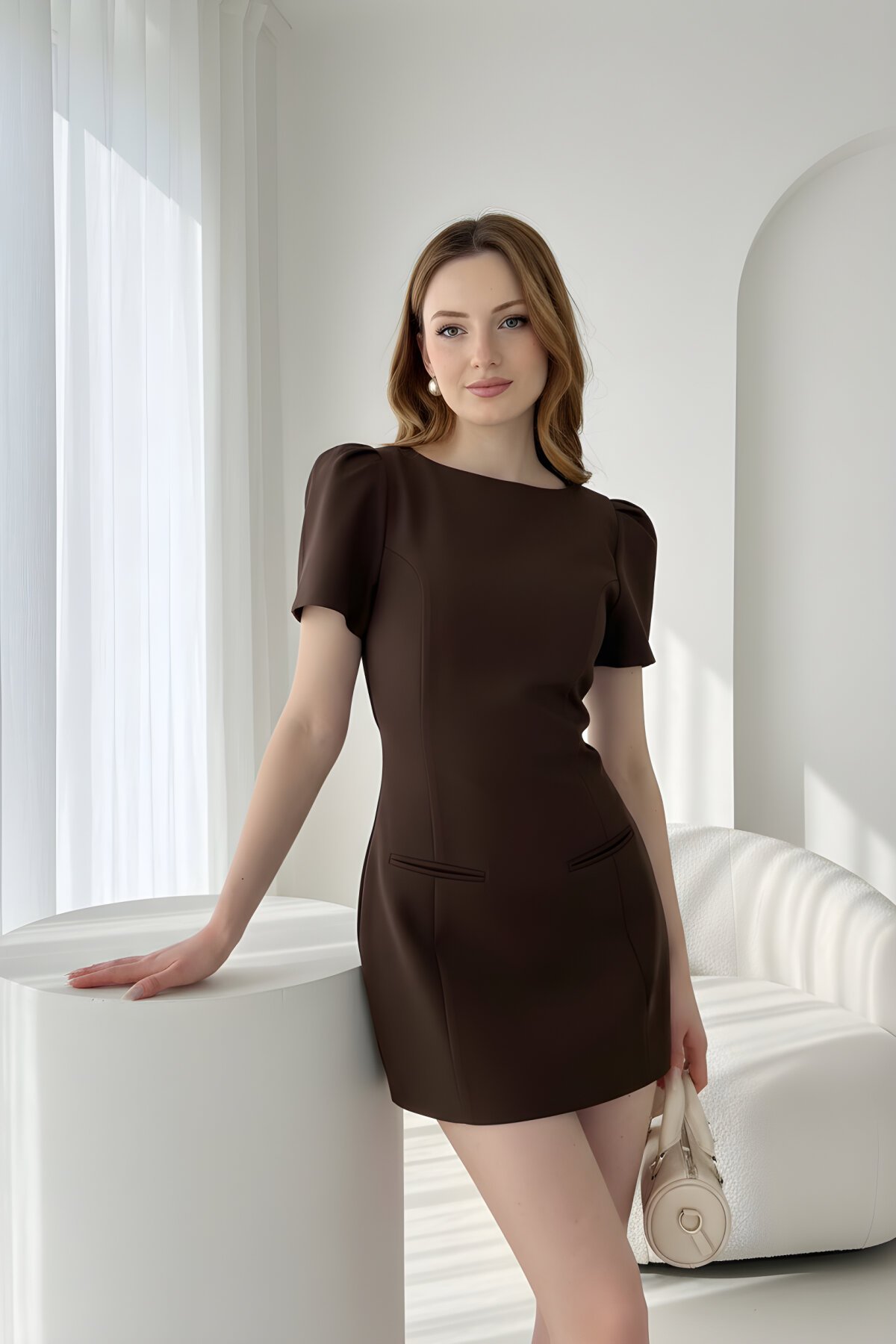 فستان قصير بني بأكمام بالون وتفاصيل جيب - MOZENA