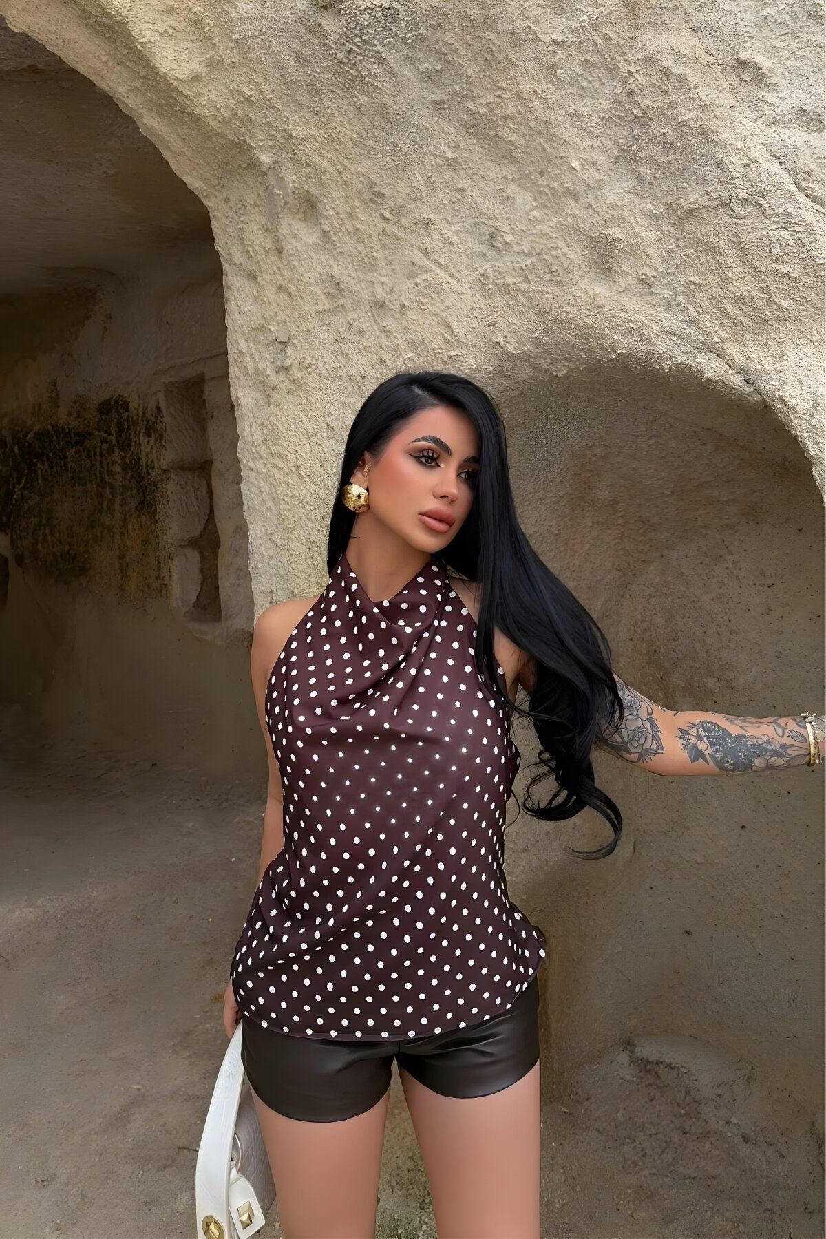 بلوزة بنية بنقشة منقطة بياقة منسدلة - MOZENA