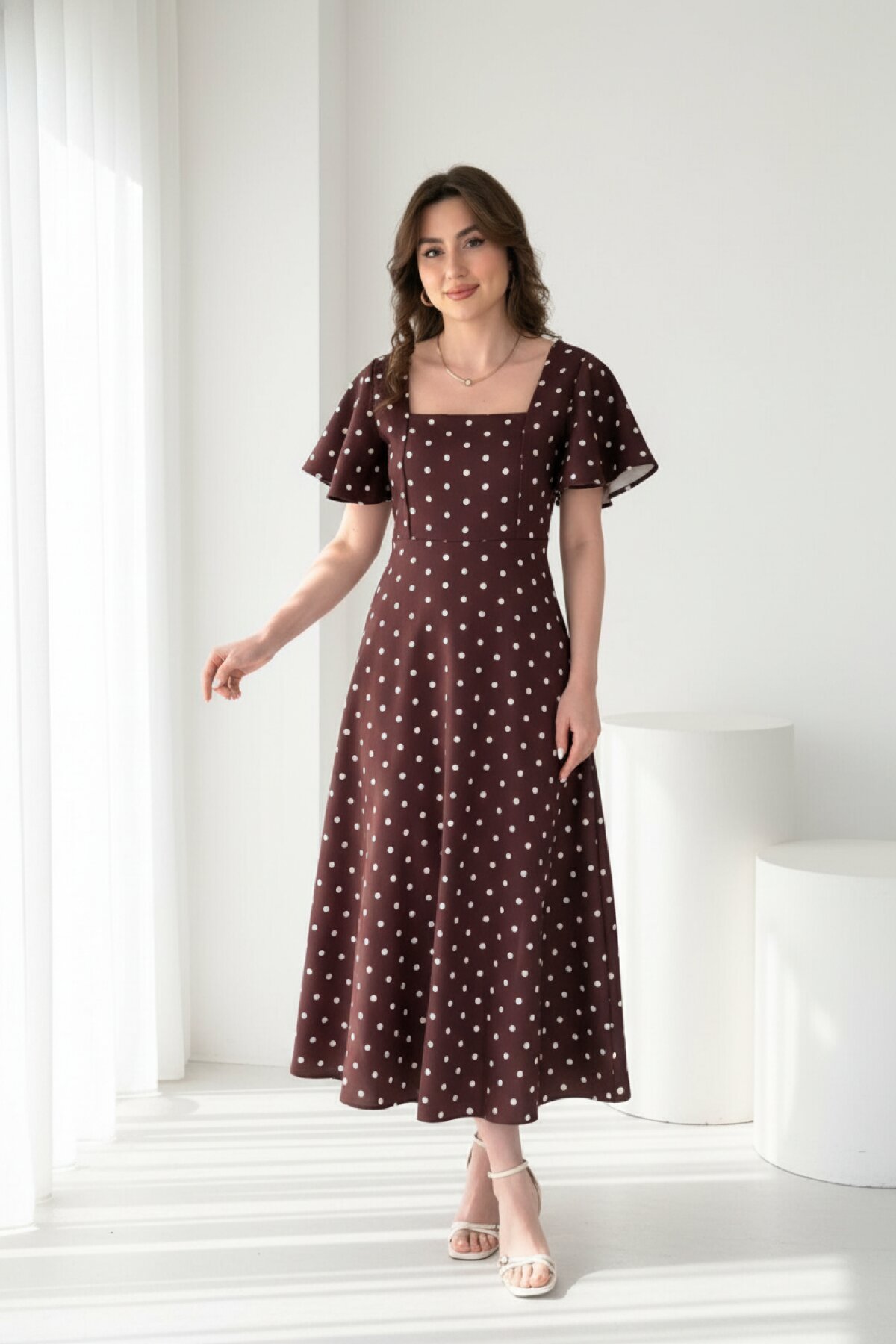 Kahverengi Puantiye Desenli Midi Volan Kollu Elbise - MOZENA