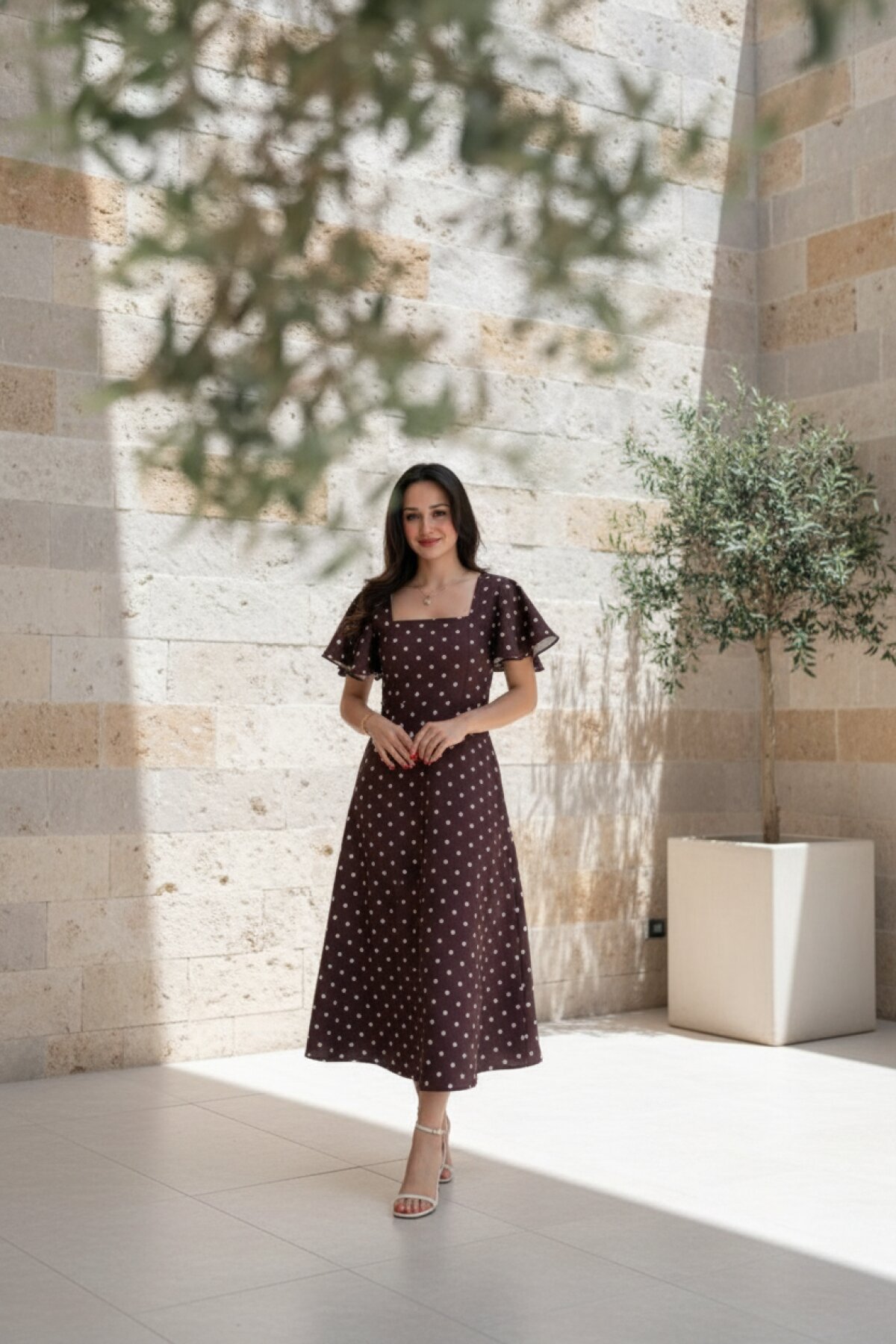 Kahverengi Puantiye Desenli Midi Volanlı Elbise - MOZENA