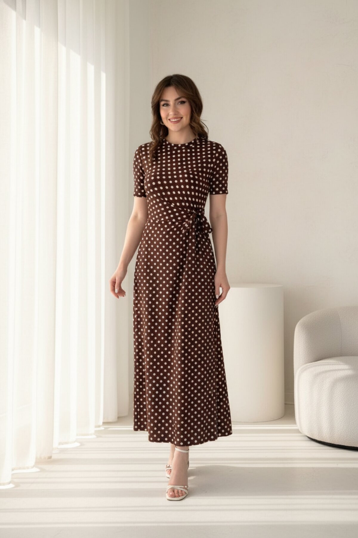 Kahverengi Puantiye Desenli Midi Yanı Yırtmaçlı Bağlama Detaylı Elbise - MOZENA