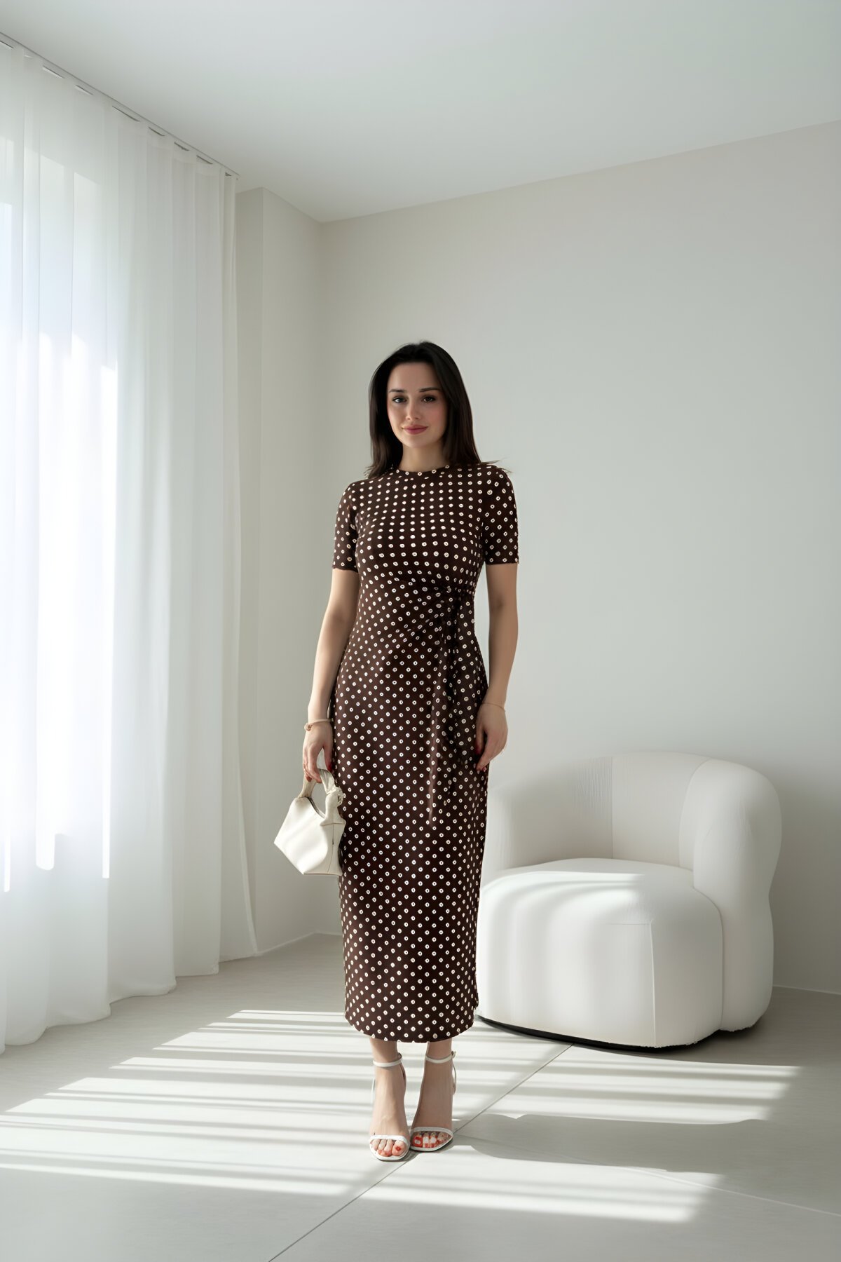 فستان ميدي بني منقط بتفاصيل ربط وفتحة جانبية - MOZENA