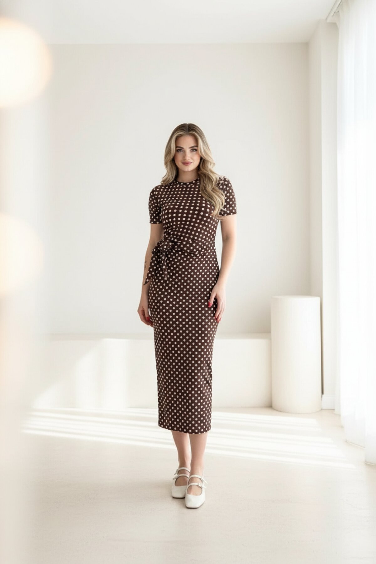 Kahverengi Puantiyeli Midi Yanı Yırtmaçlı Bağlama Detaylı Elbise - MOZENA