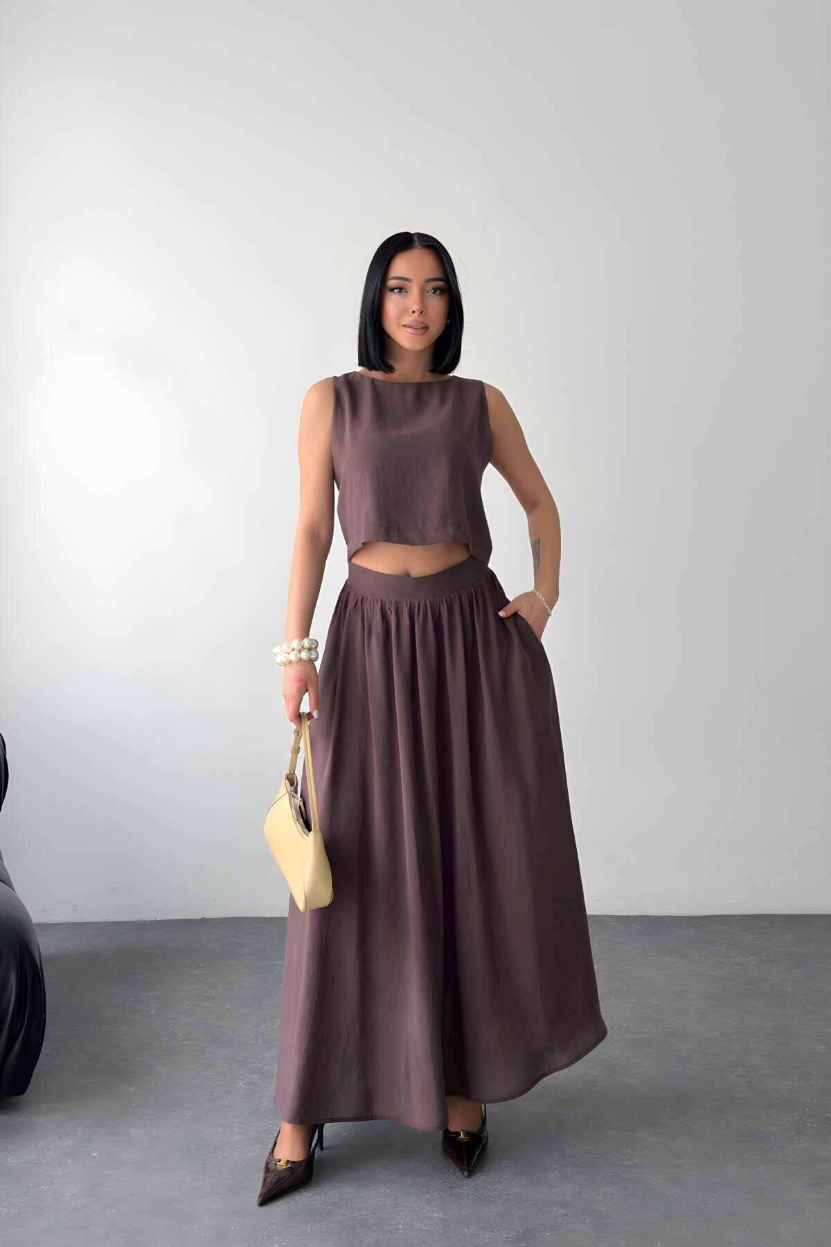 طقم واسع بني مودال بدون أكمام - MOZENA