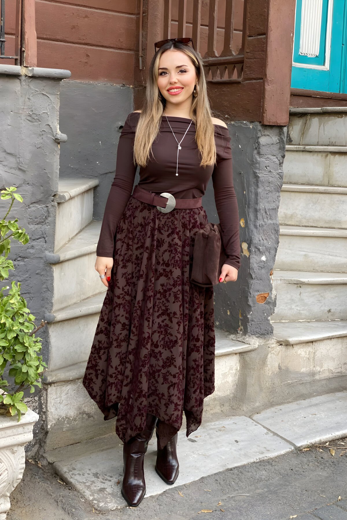 تنورة طويلة بنية بتطريز زهري - MOZENA