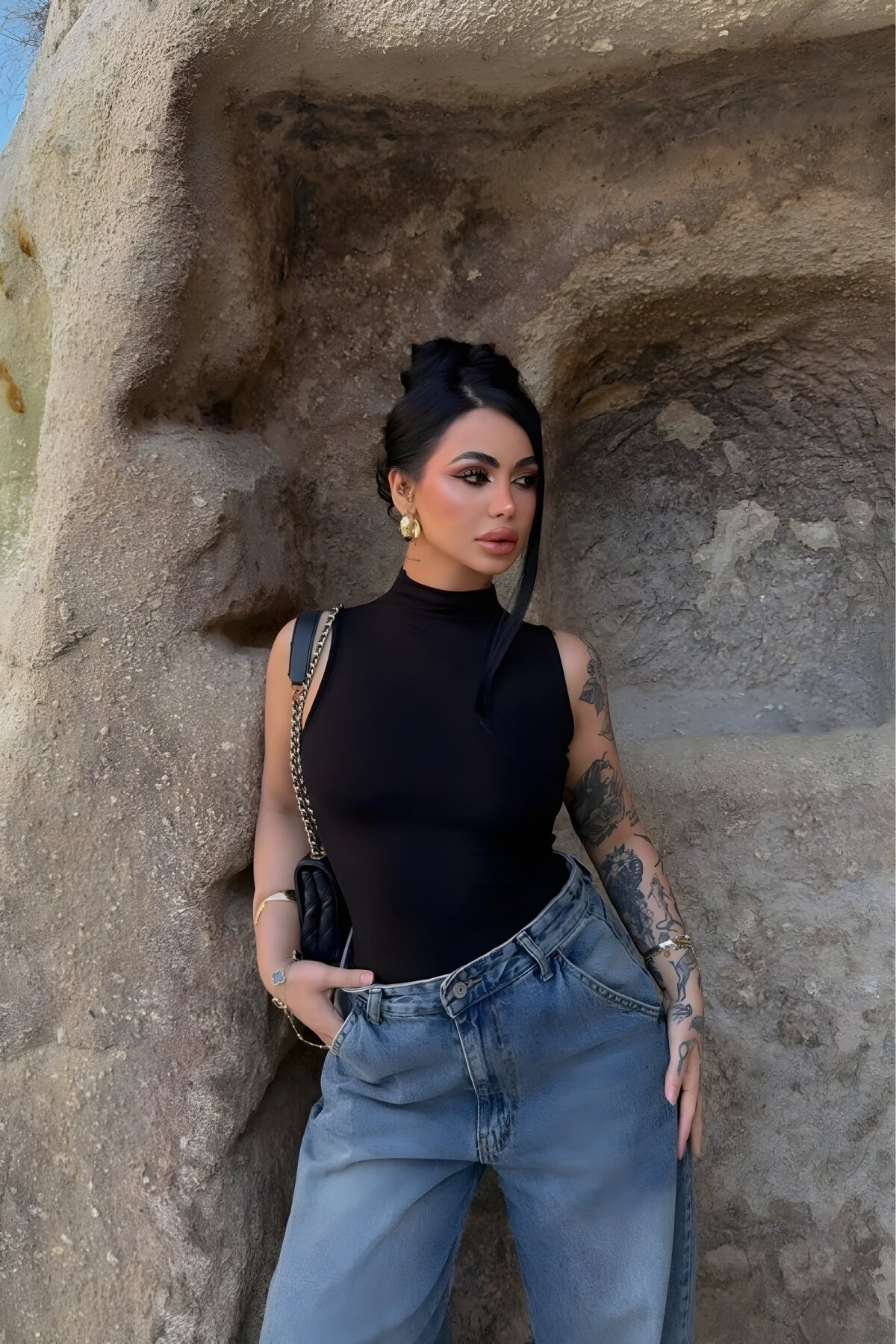 بلوزة بياقة عالية سوداء بدون أكمام بيسك - MOZENA