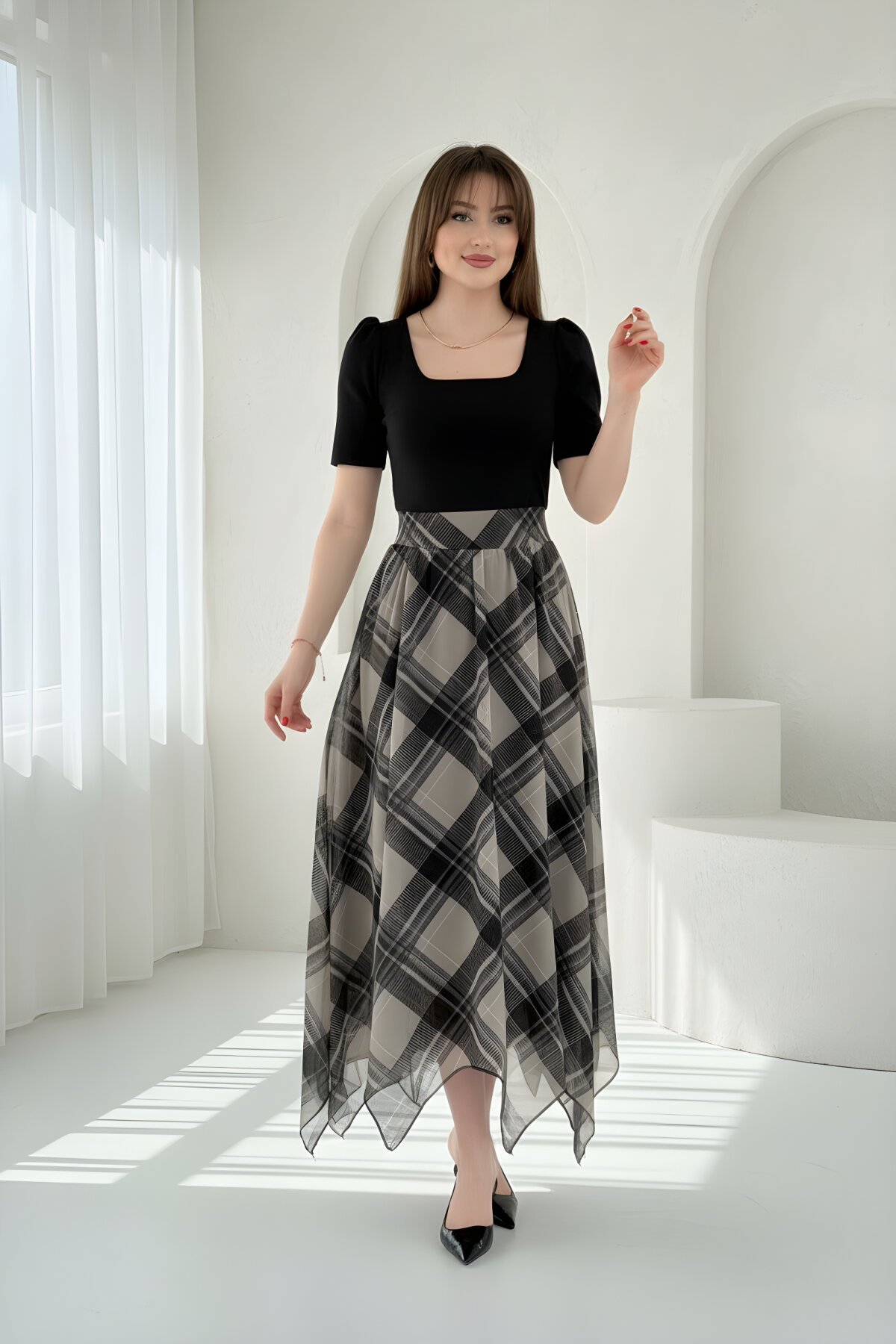 فستان ميدي أسود بنقشة الكاروهات بياقة مربعة وتنورة غير متماثلة - MOZENA