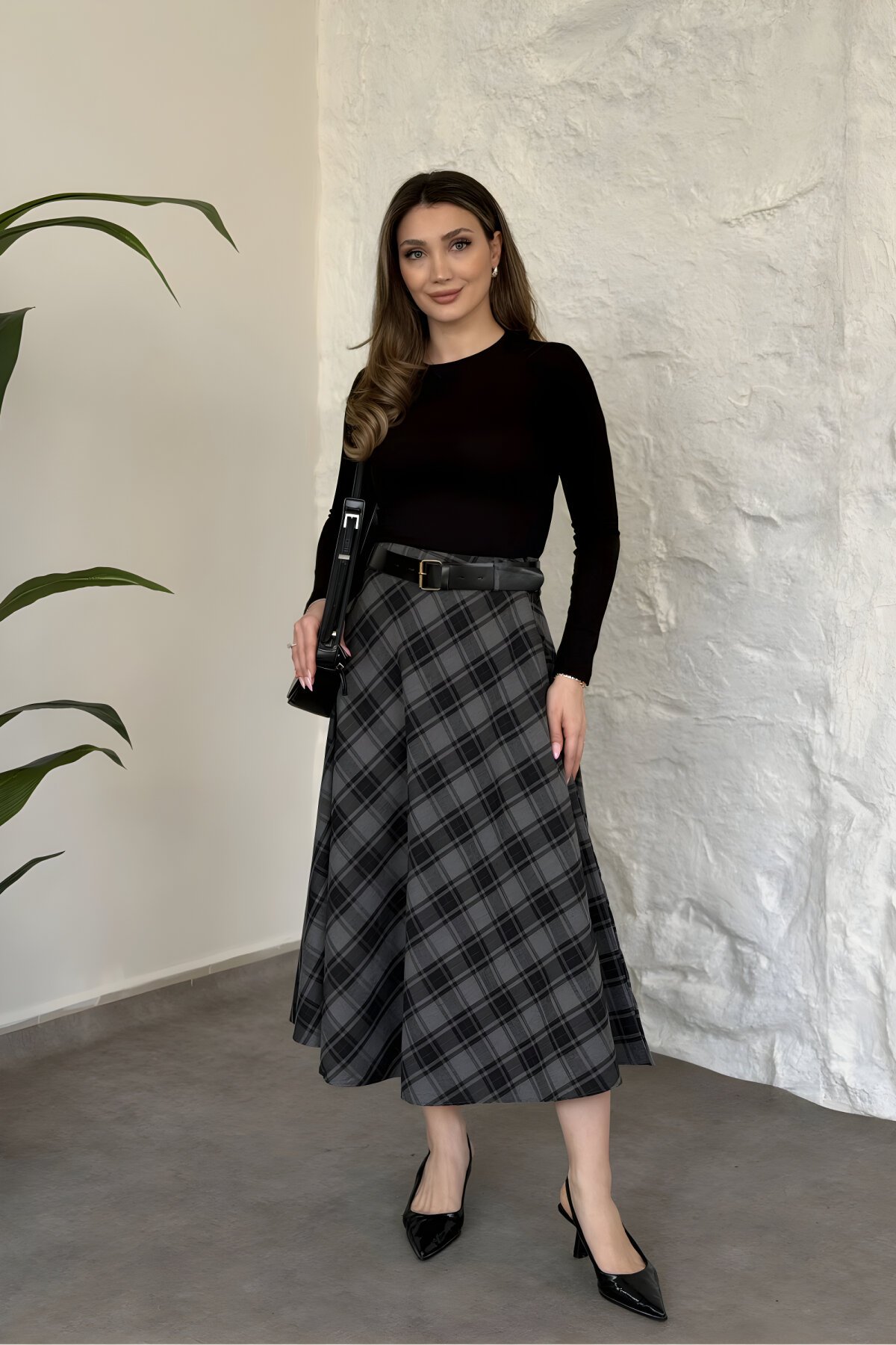 تنورة ميدي سوداء كاروهات بحزام - MOZENA