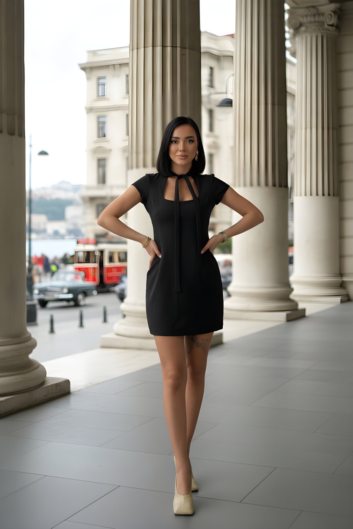 فستان أسود بياقة مربعة بتفاصيل وشاح رقبة صغير - MOZENA