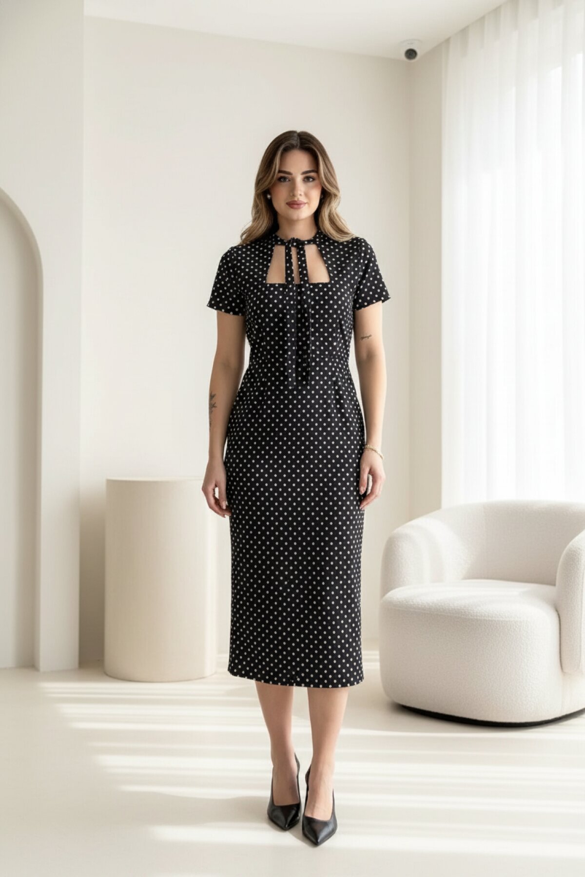 Siyah Puantiyeli Midi Yakası Bağlamalı Yırtmaçlı Elbise - MOZENA