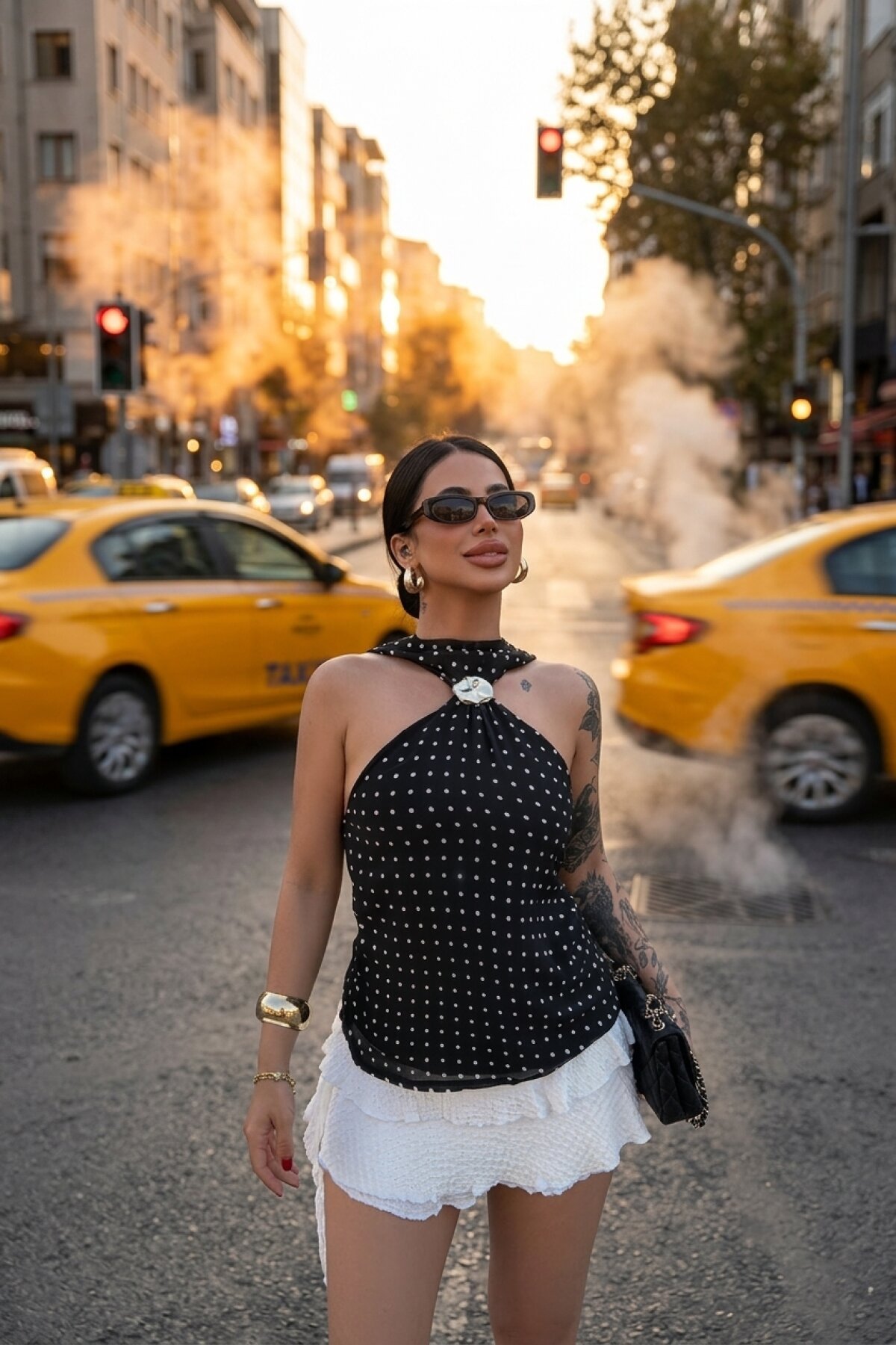 بلوزة سوداء منقطة بإكسسوار ياقة - MOZENA