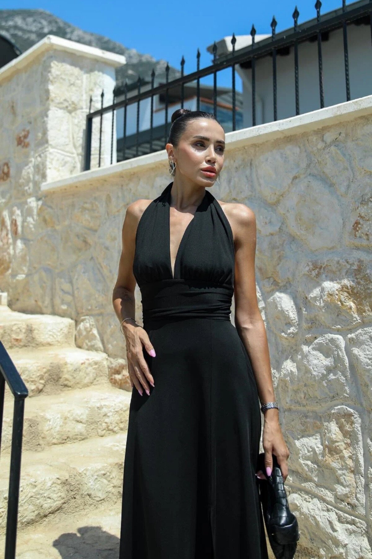 فستان سهرة طويل أسود مكشوف الظهر بتفاصيل ربط وشق - MOZENA