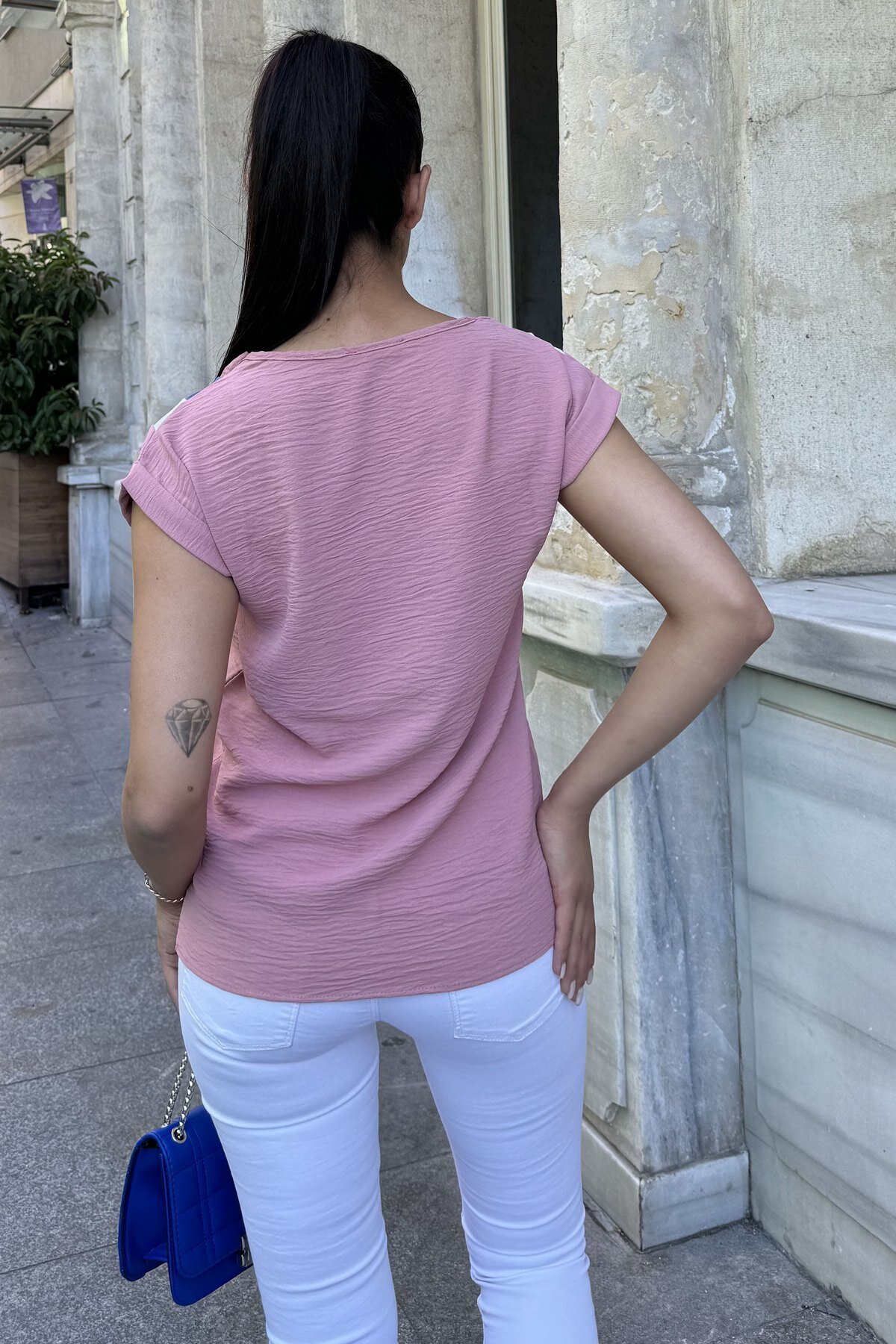 Pembe Pudra Beyaz Renk Bloklu V Yaka Kısa Duble Kol Bluz - Pasaklı Giyim