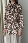 Leopar Dijital Baskı Desenli Fiyonklu Saten Gömlek