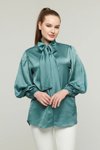 Zümrüt Fiyonklu Balon Kol Taşlı Saten Gömlek