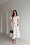 Beyaz Puantiyeli Midi Volanlı Elbise