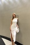 Beyaz Uzun Tek Omuzlu Drape Detaylı Yırtmaçlı Abiye Elbise