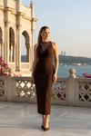 فستان ميدي بني بياقة V بتفاصيل دانتيل
