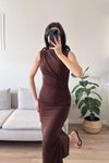 Kahverengi Uzun Dik Yaka Drape Detaylı Arkası Yırtmaçlı Elbise