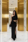 فستان سهرة طويل أسود بكتف واحد وإكسسوار