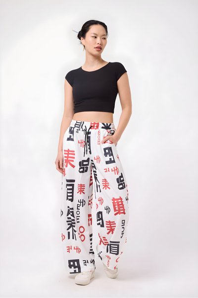 بنطلون واسع أبيض مطبوع نسيج مجعد رياضي