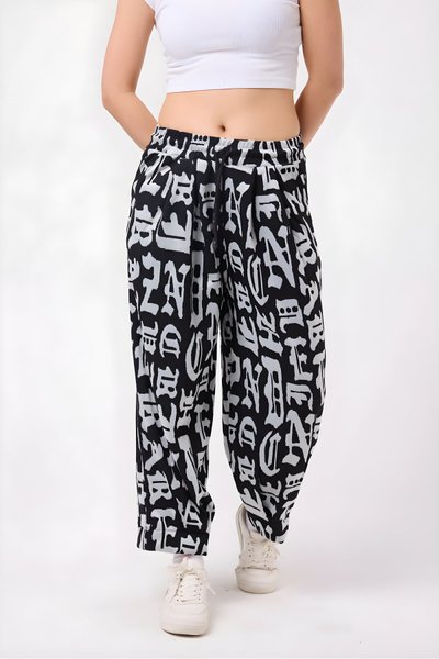 بنطلون واسع ستايل الشارع ملون بتفاصيل أرجل