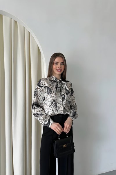 قميص بيج ساتان بطبعة رقمية بفيونكة