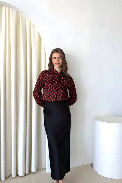 قميص بوردو ساتان بطبعة رقمية بفيونكة