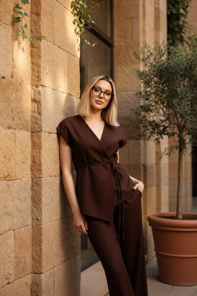 طقم كنزة كرووازي وبنطلون واسع بني برباط