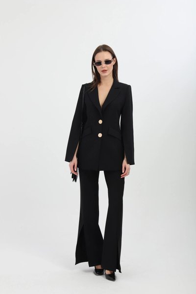 طقم بلازر أسود بأزرار ذهبية وتفاصيل فتحة