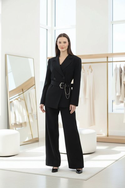 طقم أسود بصفين أزرار وإكسسوار سلسلة