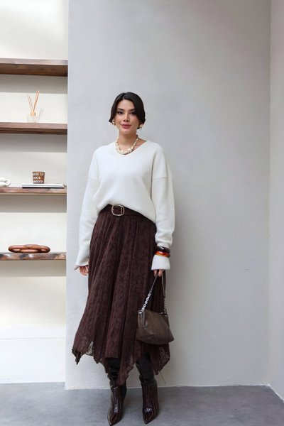 تنورة تول طويلة غير متماثلة مطرزة بالزهور بنية