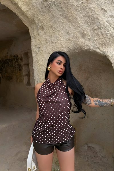 بلوزة بنية بنقشة منقطة بياقة منسدلة