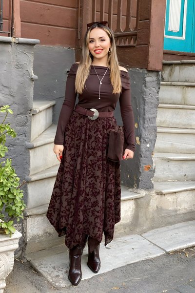 تنورة طويلة بنية بتطريز زهري