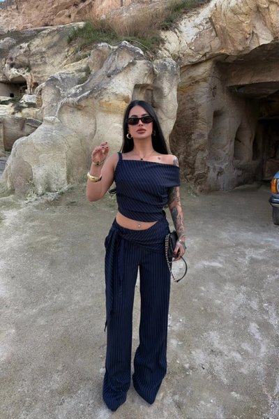 أطقم كحلي مخطط بكتف مكشوف وخصر مطاطي