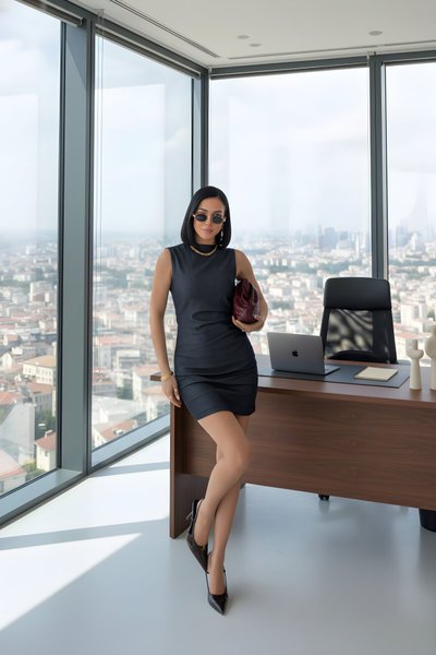 فستان جينز قصير كحلي بدون أكمام مكشكش