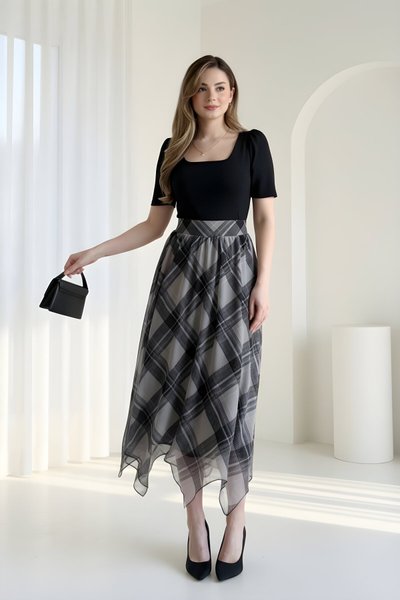 فستان ميدي أسود بتنورة كاروهات شيفون بياقة مربعة