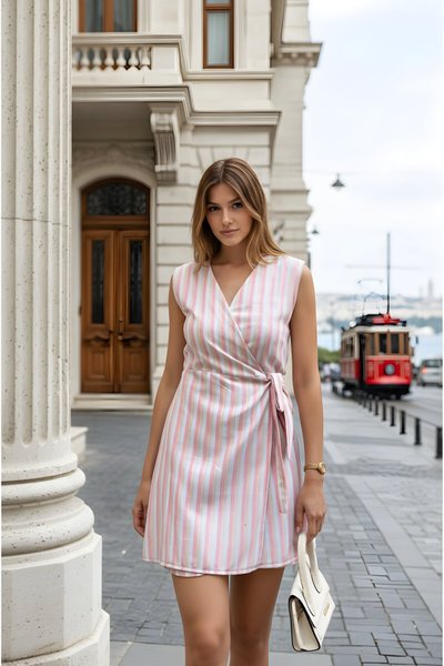 جمبسوت شورت أزرق بياقة ملفوفة بتصميم تنورة