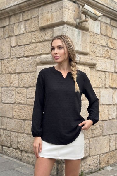 Siyah Oval Kesim Ponponlu Kolu Lastikli Yırtmaçlı Yaka Bluz