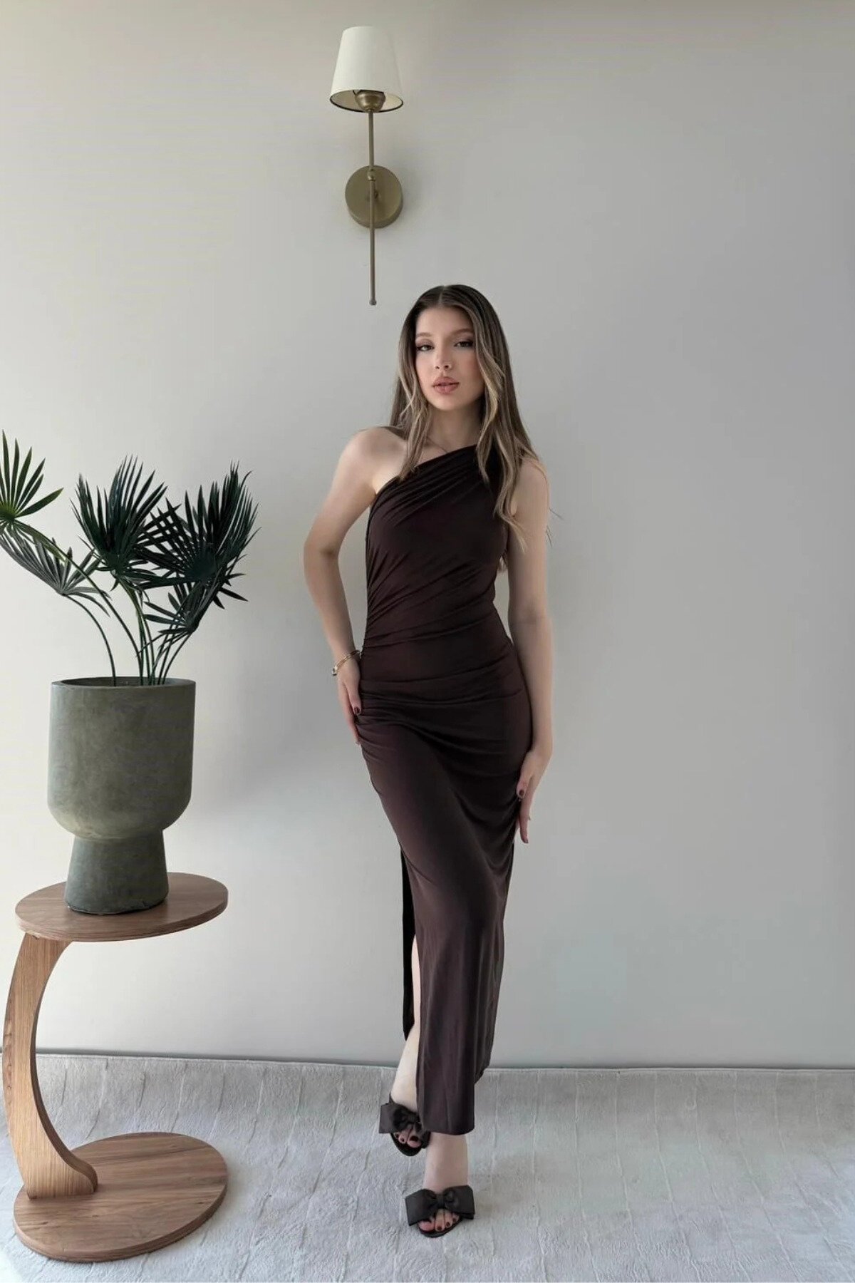 Kahverengi Sandy Uzun Tek Omuzlu Drape ve Yırtmaç Detaylı Elbise - MOZENA
