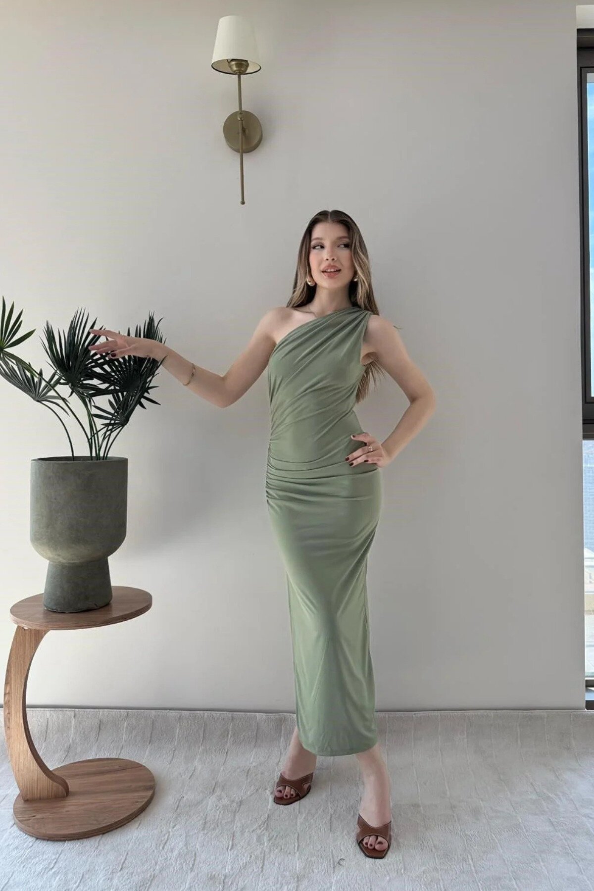Yeşil Uzun Tek Omuzlu Drape Ve Yırtmaç Detaylı Sandy Elbise - MOZENA