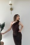Kahverengi Sandy Uzun Tek Omuzlu Drape ve Yırtmaç Detaylı Elbise