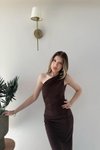 Kahverengi Sandy Uzun Tek Omuzlu Drape ve Yırtmaç Detaylı Elbise